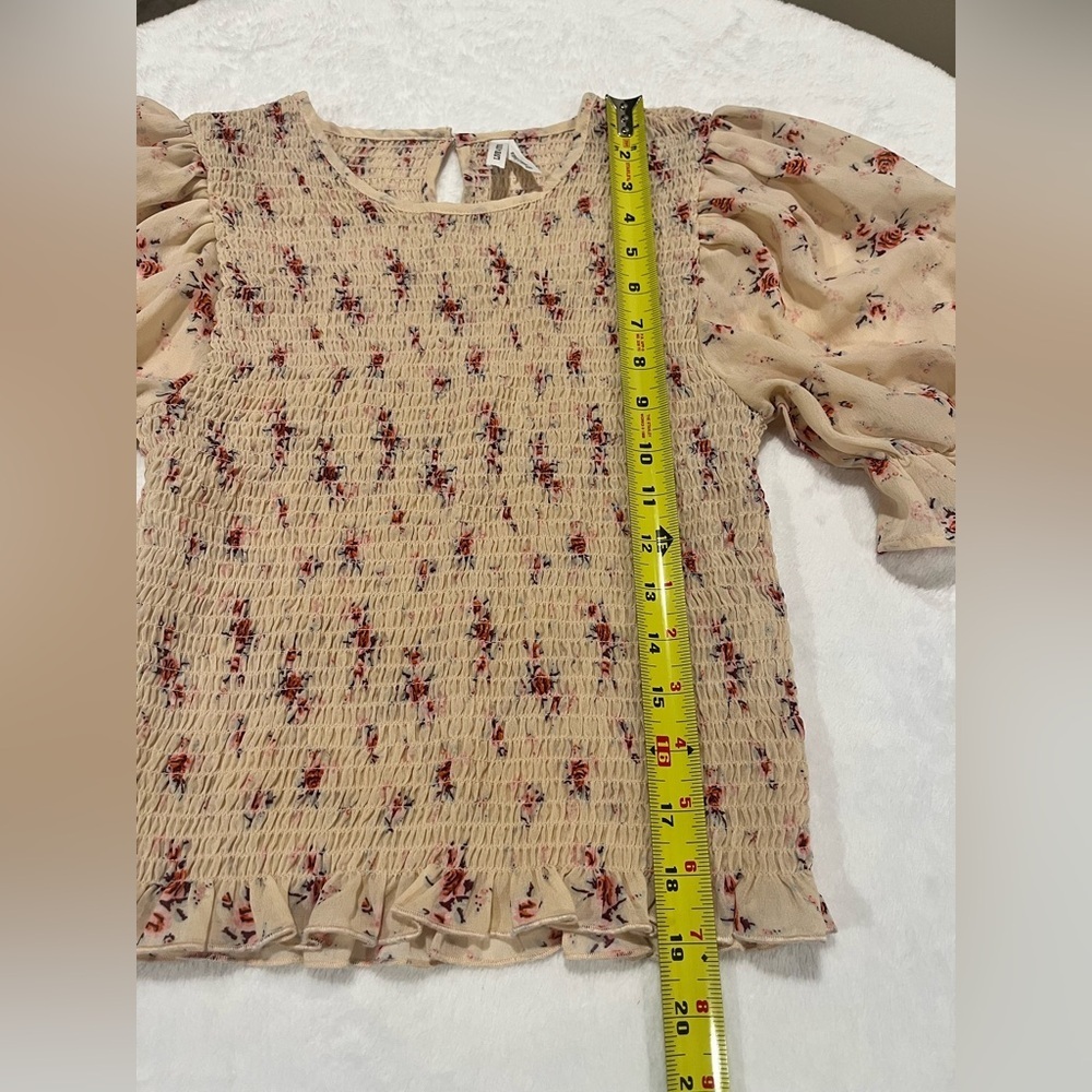 Live 4 Truth Floral Smocked Puff Sleeve Crop Blouse - Medium - Picture 7 of 9